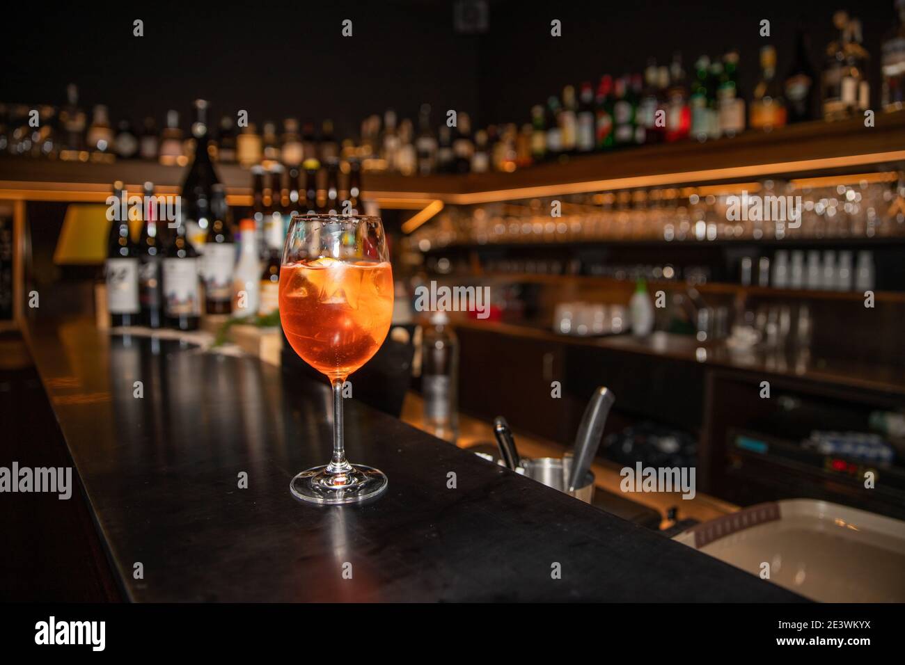 Porträt eines italienischen Cocktails in einer Bar serviert Stockfoto