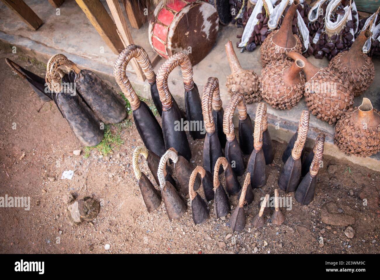 Traditionelle afrikanische Glocke aus einem lokalen Geschäft in Kamerun auf Verkauf Stockfoto