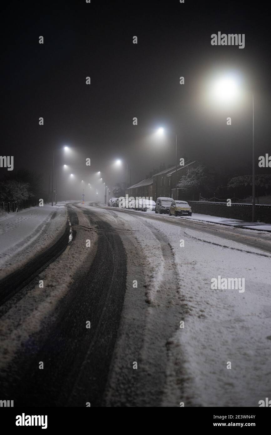 Bolton, England, Großbritannien. Januar 2021. Einige Zentimeter Schnee ist spät am Abend gefallen, als Storm Christoph winterlich wird. Die B6226 Chorley Old Road erhält eine frische Schneedecke. Quelle: Callum Fraser/Alamy Live News Stockfoto