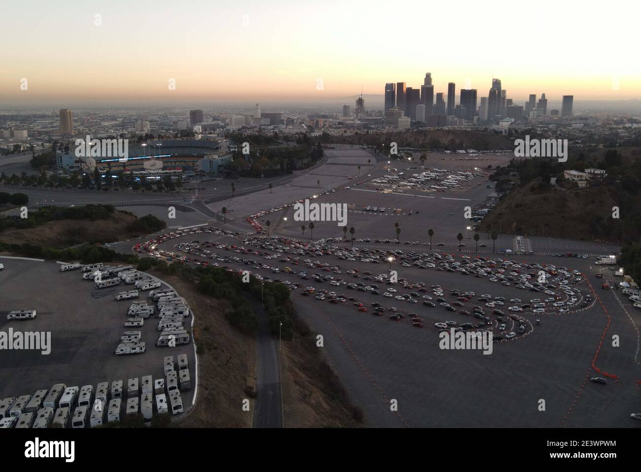 Allgemeine Gesamtansicht der Autofahrer, die sich anstellen, um den Coronavirus (COVID-19)-Impfstoff während einer Superverteilung im Dodger Stadium, Sa, zu erhalten Stockfoto