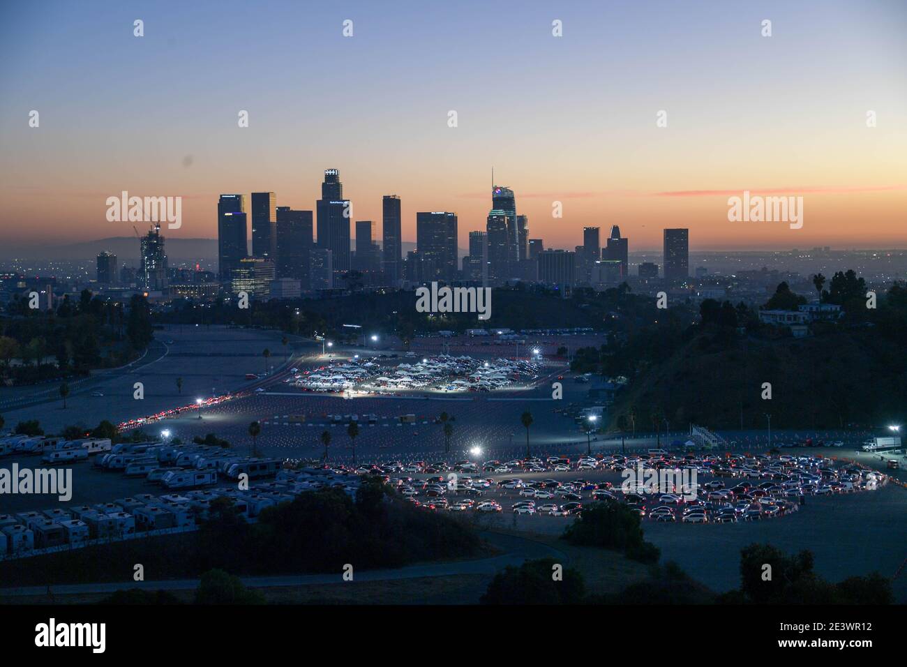 Allgemeine Gesamtansicht der Autofahrer, die sich anstellen, um den Coronavirus (COVID-19)-Impfstoff während einer Superverteilung im Dodger Stadium, Sa, zu erhalten Stockfoto