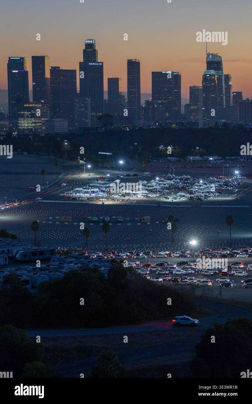 Allgemeine Gesamtansicht der Autofahrer, die sich anstellen, um den Coronavirus (COVID-19)-Impfstoff während einer Superverteilung im Dodger Stadium, Sa, zu erhalten Stockfoto