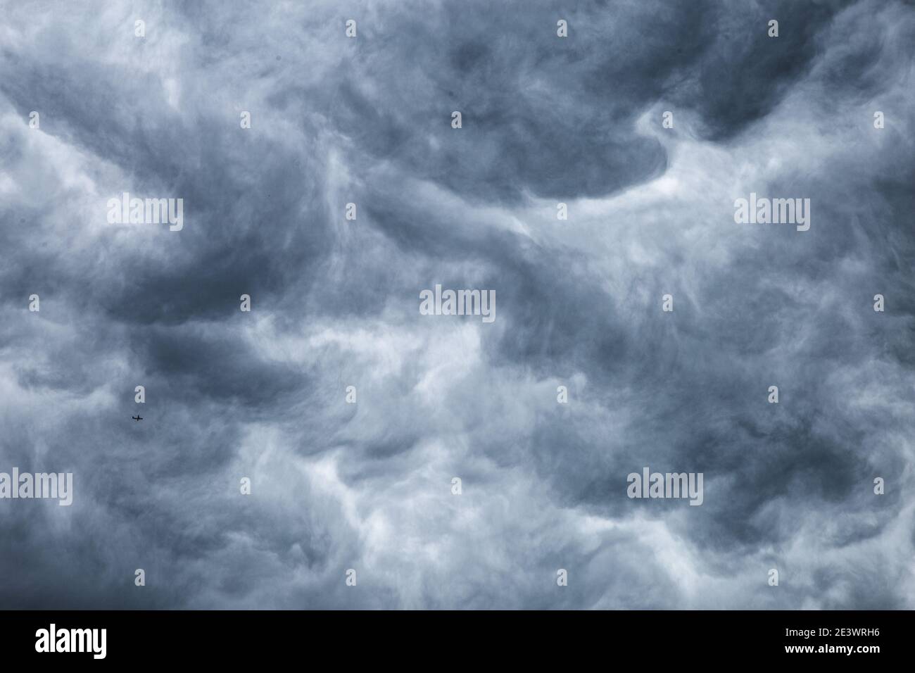 Sturm Wolken schlechtes Wetter. Dunkler Gewitterwolke Himmel. Stockfoto