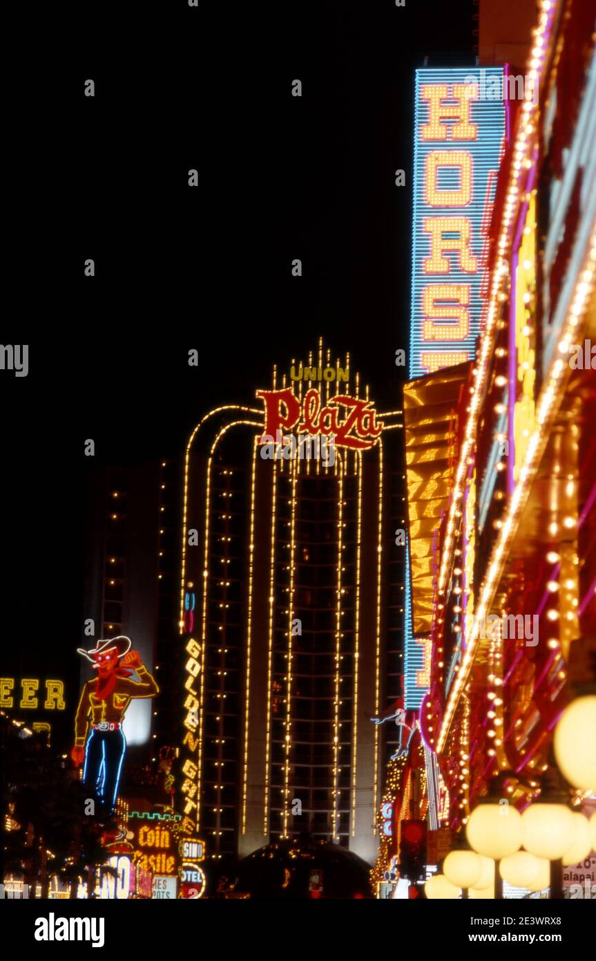 Bunte Neonschilder an der Fremont Street in der Nähe des Union Plaza Hotels in der Innenstadt von Las Vegas, Nevada Stockfoto