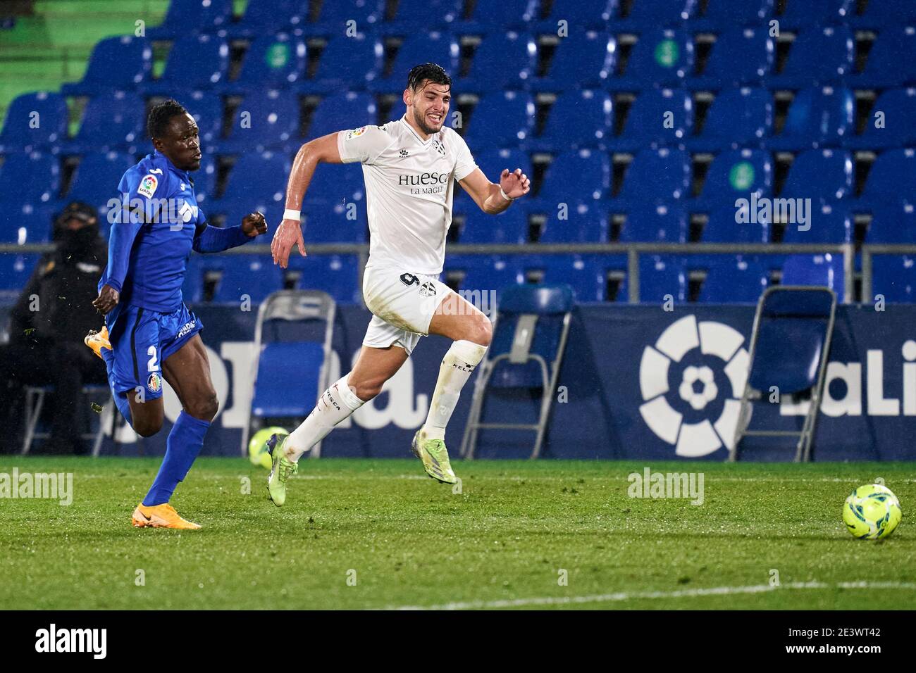 Getafe, Madrid, Spanien. Januar 2021. Dakonam Djene von Getafe FC und Rafa mir von SD Huesca beim La Liga Match zwischen Getafe CF und SD Huesca im Coliseum Alfonso Perez in Getafe, Spanien. Januar 20, 2021. Quelle: Angel Perez/ZUMA Wire/Alamy Live News Stockfoto