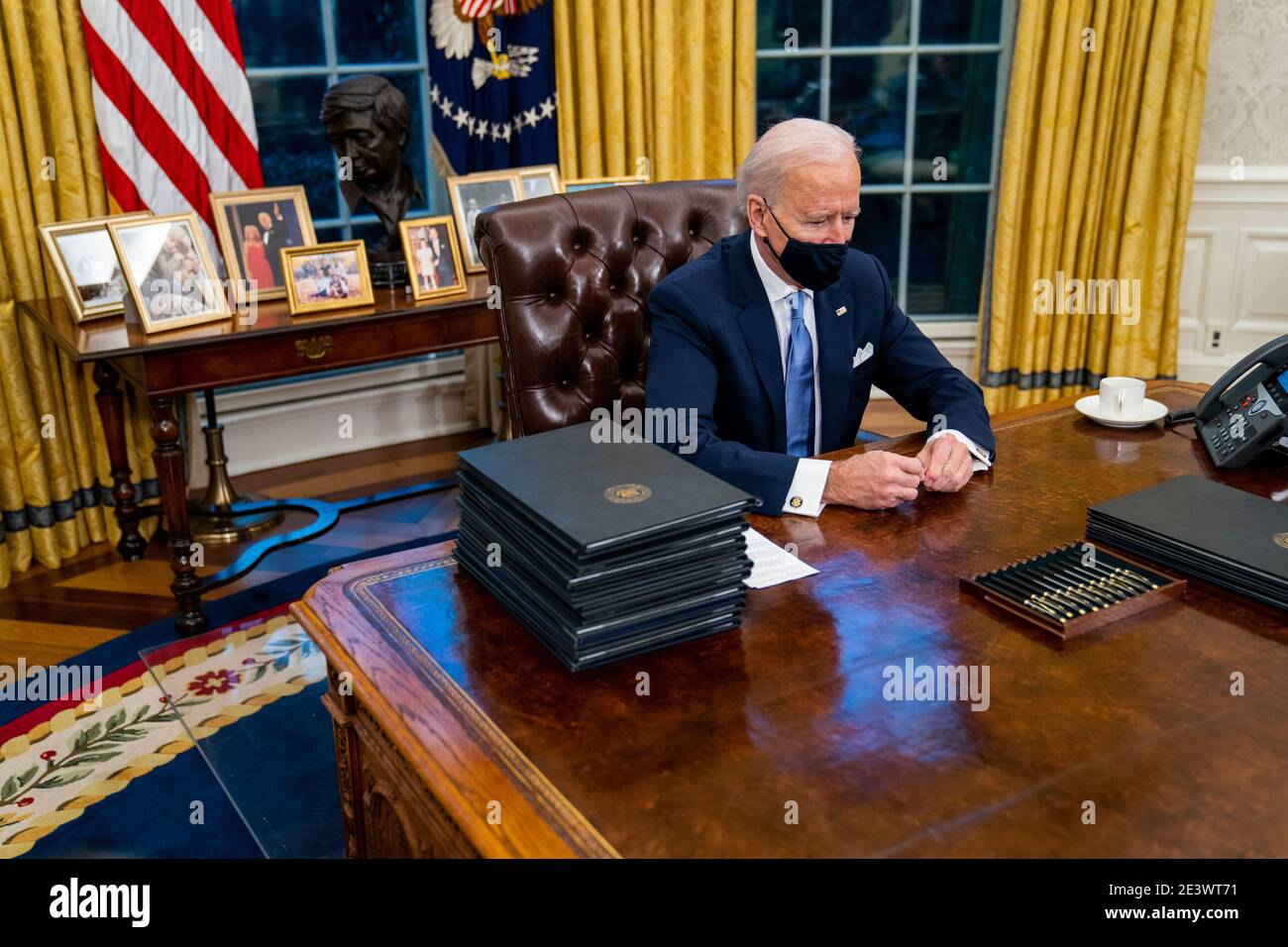 US-Präsident Joe Biden unterzeichnet Exekutivbefehl auf Covid-19 während seiner ersten Minuten im Oval Office, Mittwoch, 20. Januar 2021. Präsident Biden als 46. Präsident der Vereinigten Staaten. Kredit: Doug Mills/Pool über CNP - Gebrauch weltweit Stockfoto