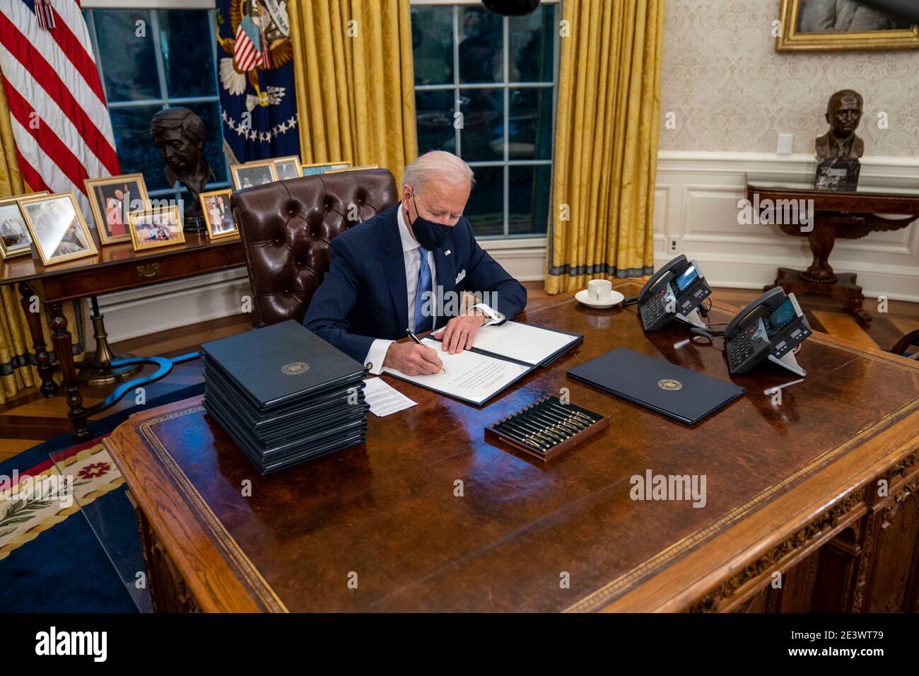 US-Präsident Joe Biden unterzeichnet Exekutivbefehl auf Covid-19 während seiner ersten Minuten im Oval Office, Mittwoch, 20. Januar 2021. Präsident Biden als 46. Präsident der Vereinigten Staaten. Kredit: Doug Mills/Pool über CNP - Gebrauch weltweit Stockfoto