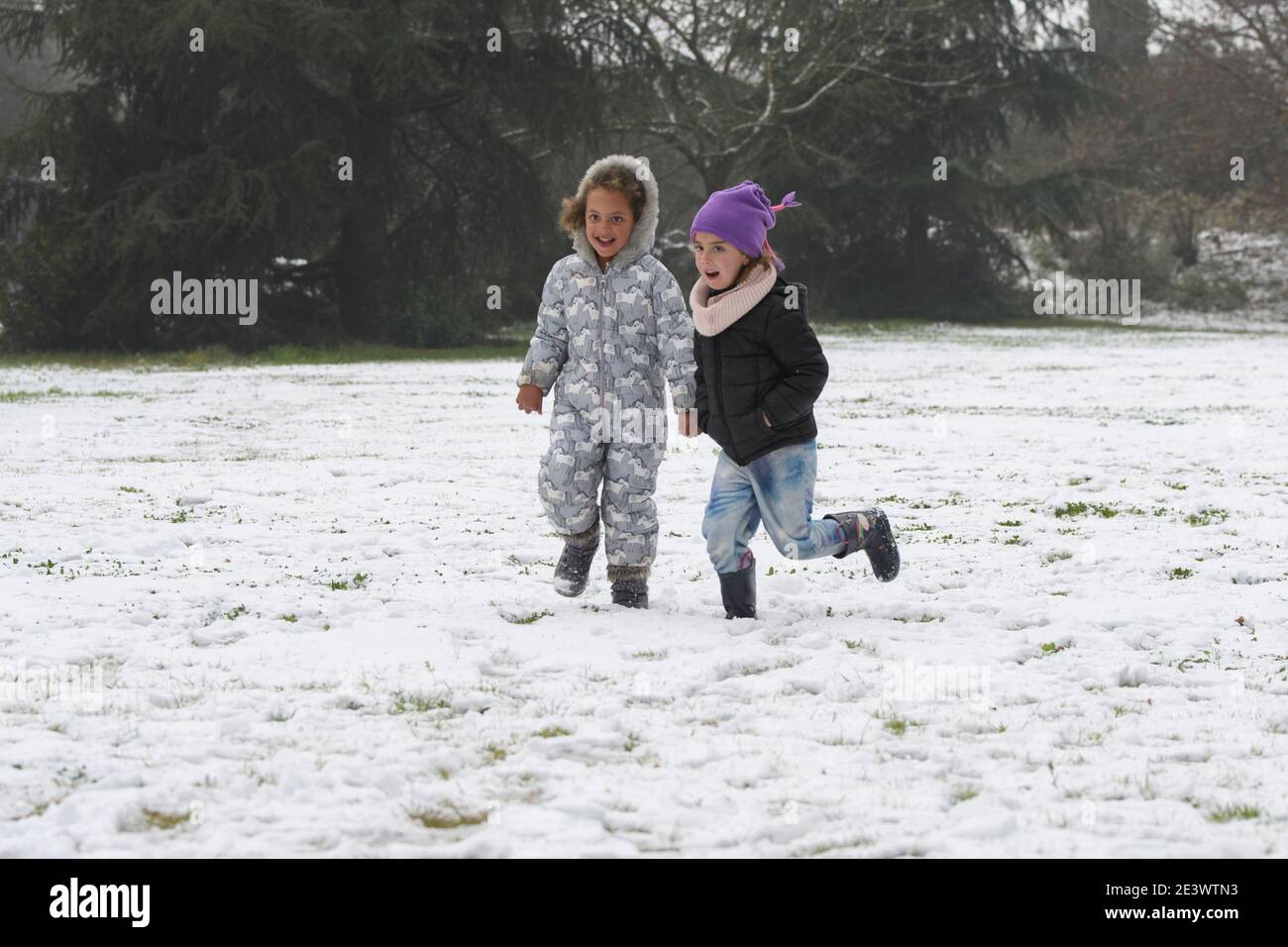 (210121) -- GOLAN HEIGHTS, 21. Januar 2021 (Xinhua) -- Kinder spielen mit Schnee in den israelisch besetzten Golan Heights, 20. Januar 2021. (Ayal Margolin/JINI über Xinhua) Stockfoto