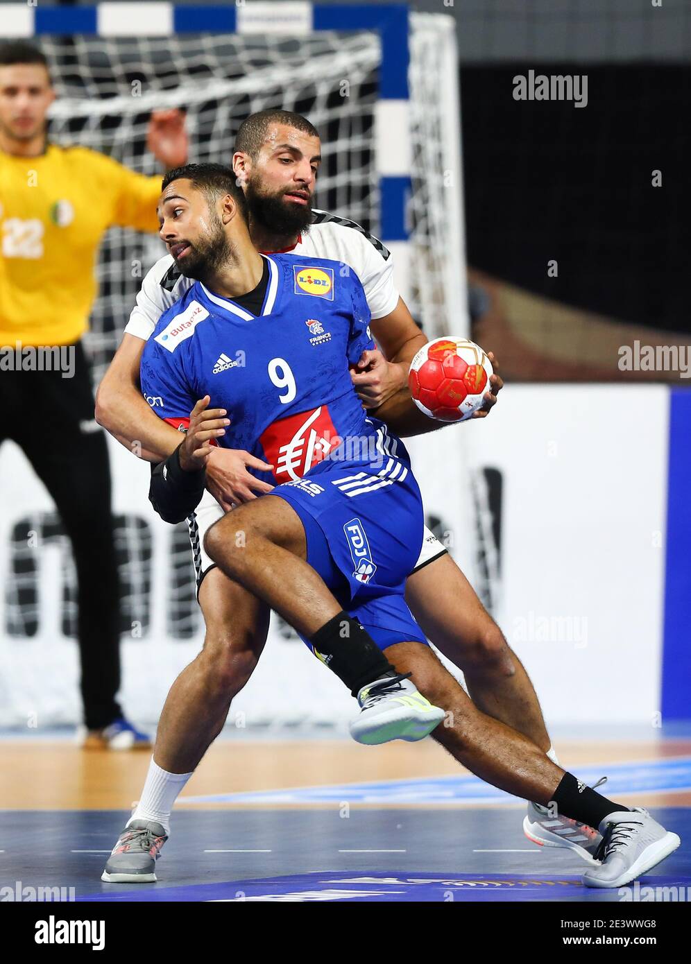 Kairo, Ägypten. Januar 2021. Melvyn Richardson (Front) von Frankreich tritt während der Main Round - Gruppe III Spiel zwischen Frankreich und Algerien bei der 27. Männer Handball-Weltmeisterschaft 2021 in Kairo, Ägypten, am 20. Januar 2021. Quelle: Hazem Ismail/Xinhua/Alamy Live News Stockfoto