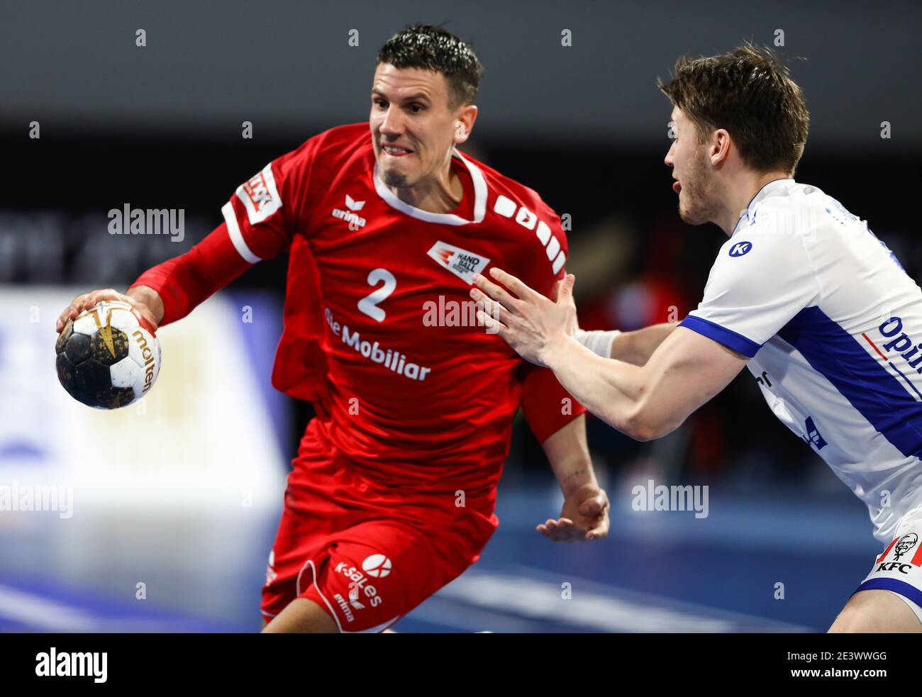 Kairo, Ägypten. Januar 2021. Andy Schmid (L) aus der Schweiz tritt am 20. Januar 2021 beim Main Round - Gruppe III Spiel zwischen der Schweiz und Island bei der 27. Herren Handball Weltmeisterschaft 2021 in Kairo, Ägypten, an. Quelle: Hazem Ismail/Xinhua/Alamy Live News Stockfoto