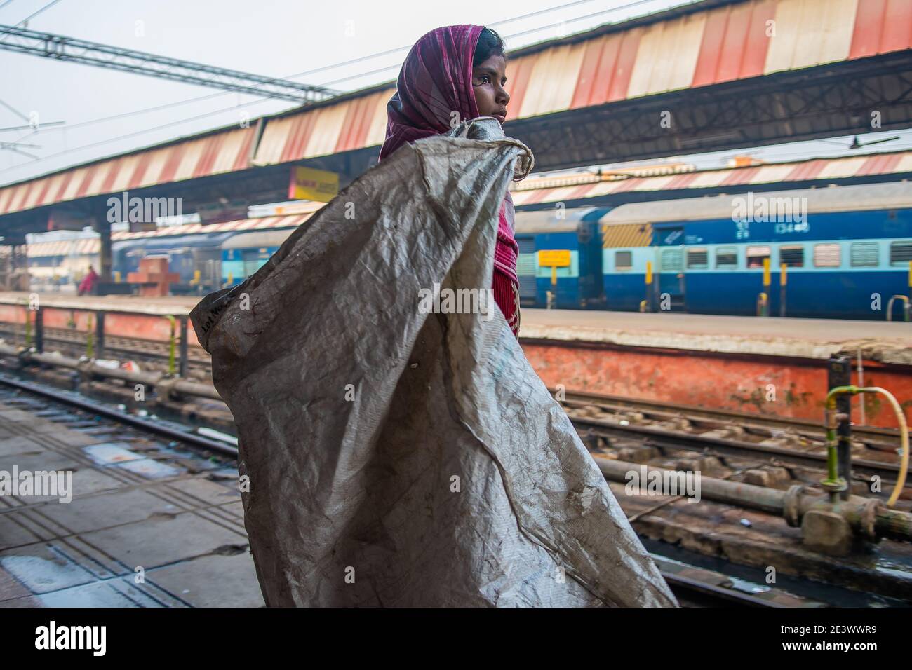 Varanasi Indien. 08-02-2018. Kinder in Indien müssen möglicherweise schon in jungen Jahren arbeiten. Als wir die tran Station umherwanderte und nach etwas Geld suchte, war es so Stockfoto