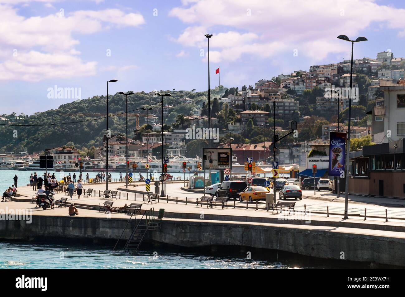 ISTANBUL, TÜRKEI - 09 07 2020: Sonniger Blick auf die Bosporusstraße am Ufer der Bebek Arnavutkoy CD Straße im Stadtteil Besiktas von Istanbul Stockfoto