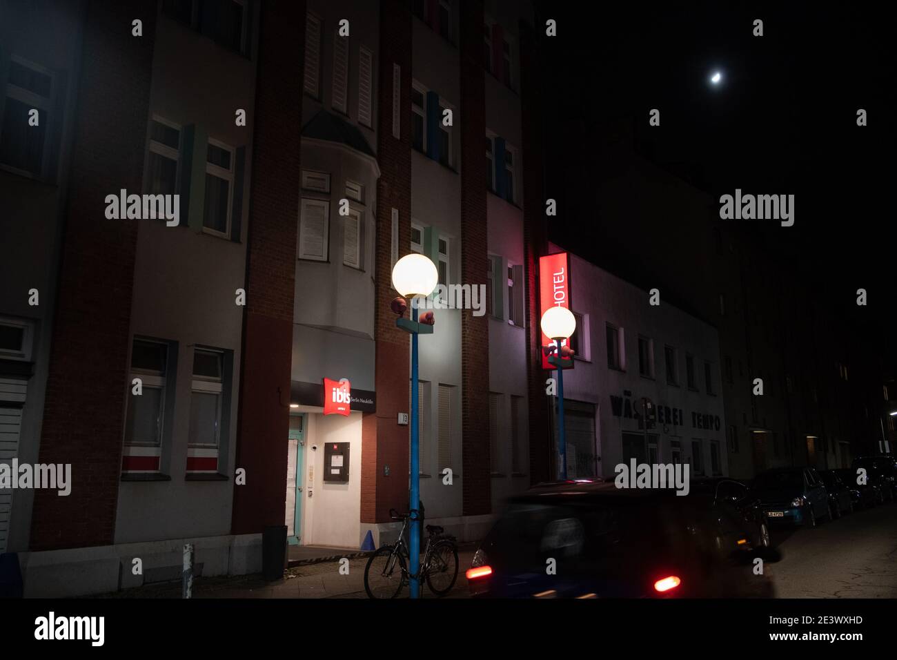 Berlin, Deutschland. Januar 2021. Vor dem Hotel in der Jahnstraße in Britz leuchten Straßenlaternen. Das Hotel dient als Quarantänehotel der Stadt. Quelle: Paul Zinken/dpa-Zentralbild/dpa/Alamy Live News Stockfoto