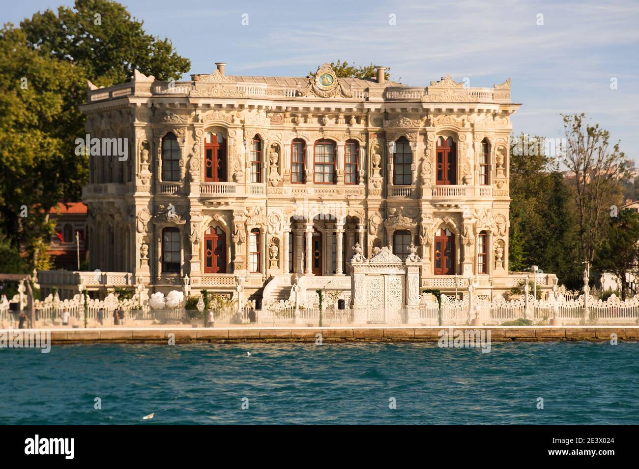 Blick vom Wasser der Bosporus-Straße auf den Kucuksu-Palast, ein historischer neobarocker Uferpalast, der als Sommerresidenz für osmanische Sultane erbaut wurde Stockfoto