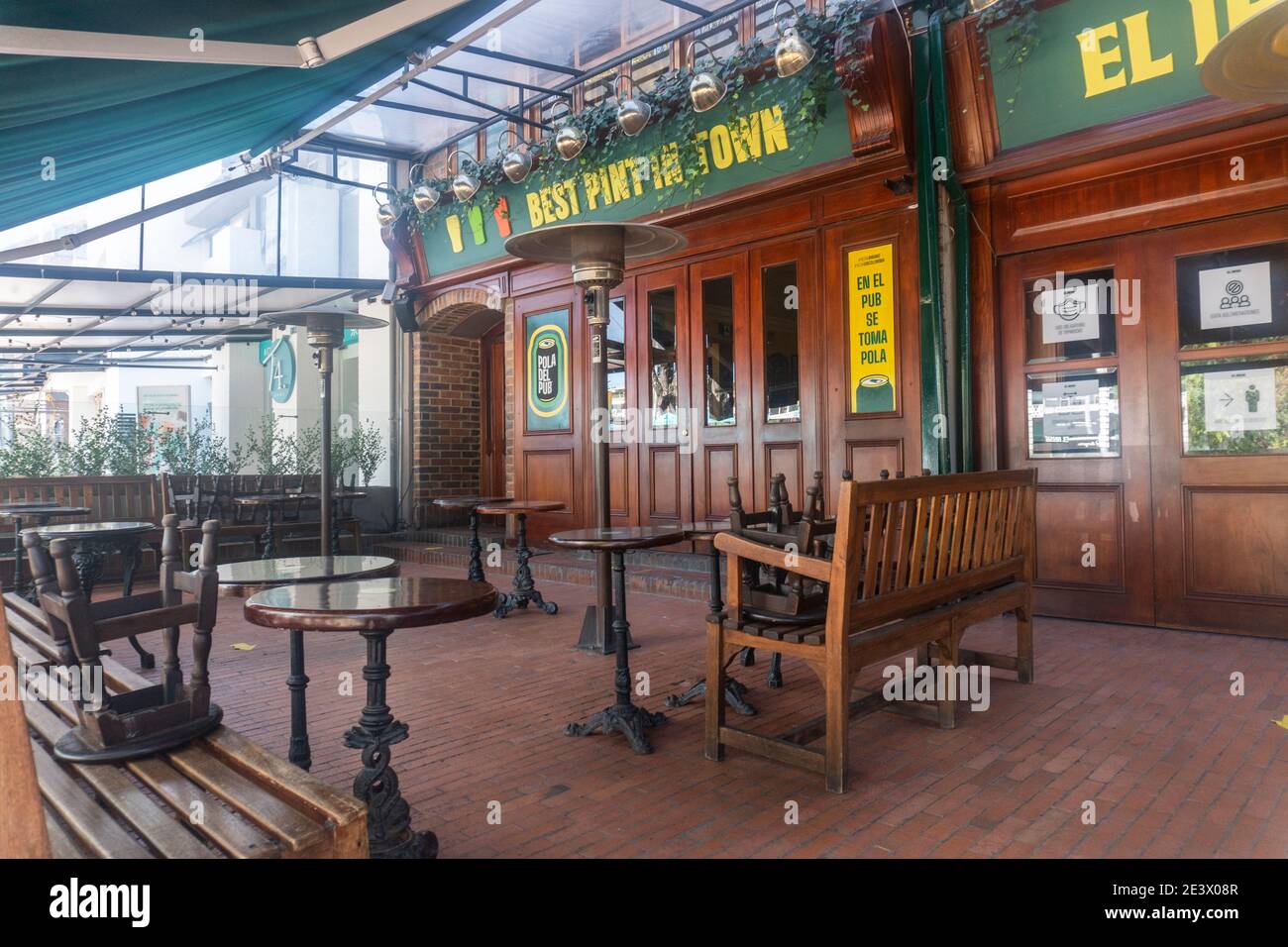 Bars geschlossen aufgrund der Maßnahmen in der gesamten Quarantäne Von Freitag bis Montag durch die Erhöhung der verordnet Ansteckung von covid 19 in der Stadt Bogo Stockfoto