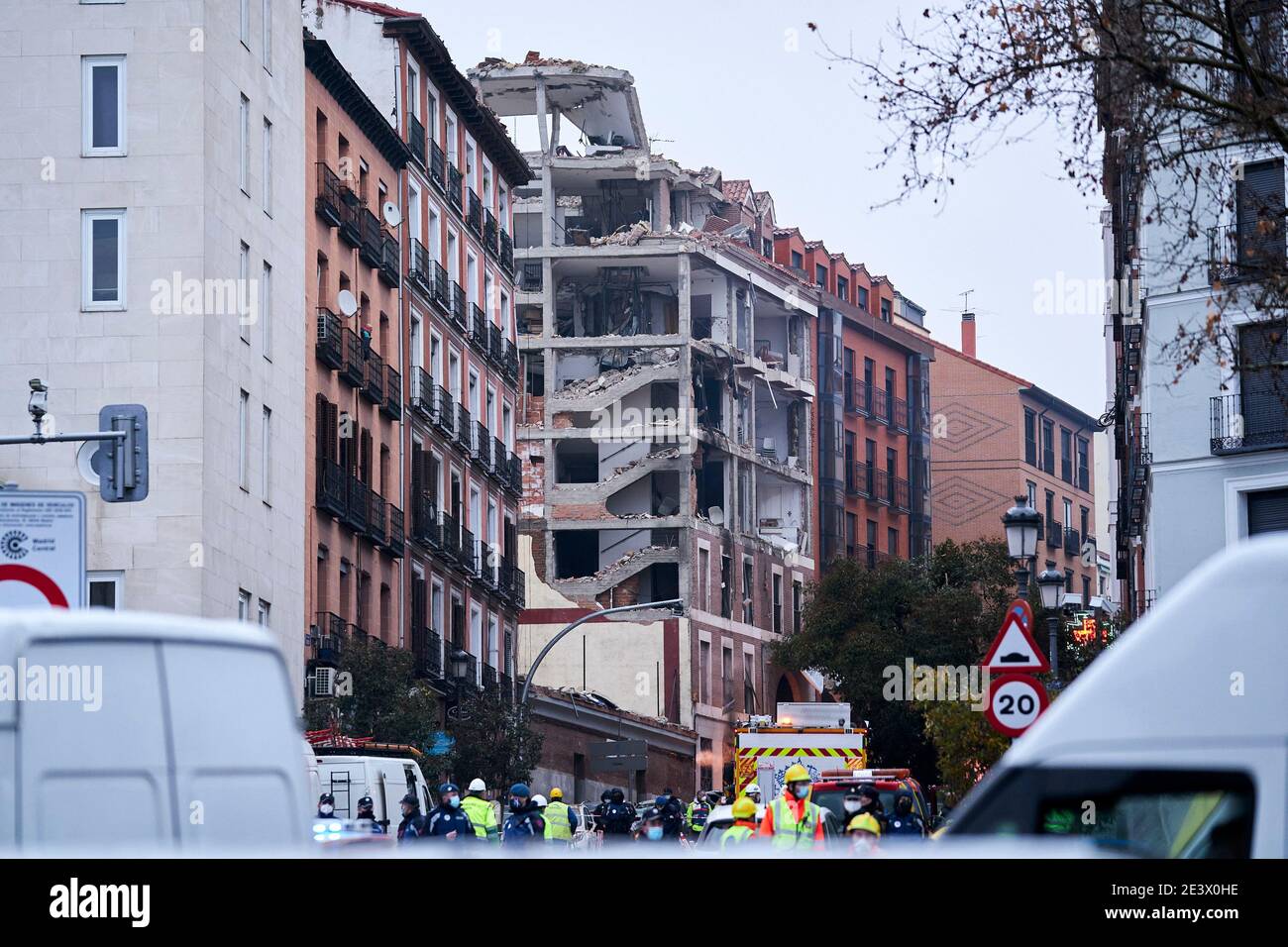 Madrid, Spanien. 20. Januar 2021: Eine große Gasexplosion sprengt am 20. Januar 2021 ein Gebäude in der Calle Toledo in Madrid, Spanien. Zumindest gibt es drei bestätigte Opfer der Explosion. Quelle: A. Meca/Alfa Images/Alamy Live News Stockfoto