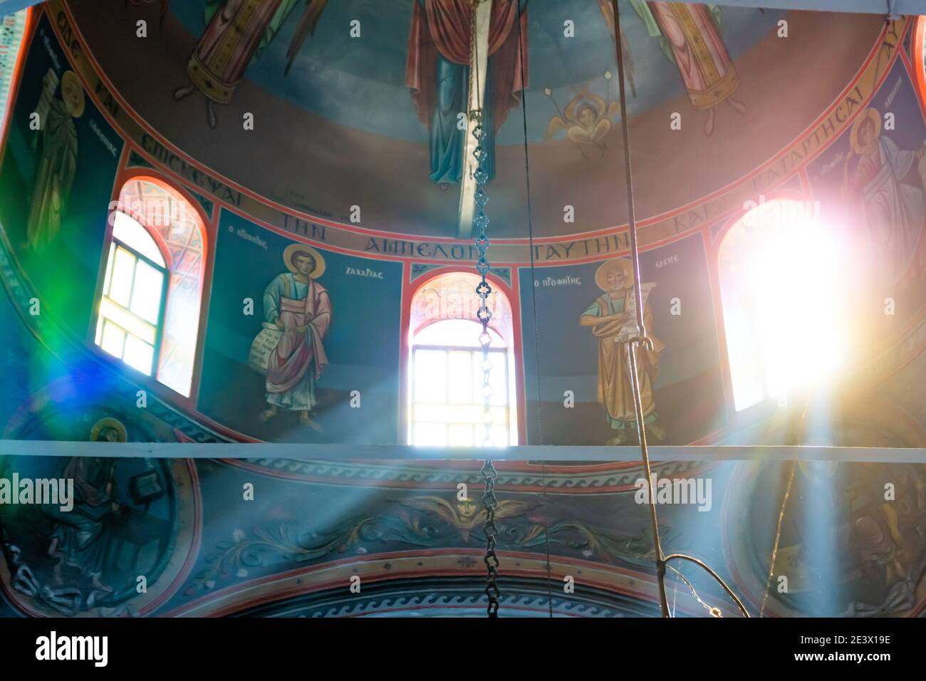 Das Konzept der österlichen und weihnachtlichen Religion: Im Inneren der orthodoxen Kirchtoppel. Blick auf Apostelbilder an der Decke der Kapelle. Natürliches Sonnenlicht Stockfoto