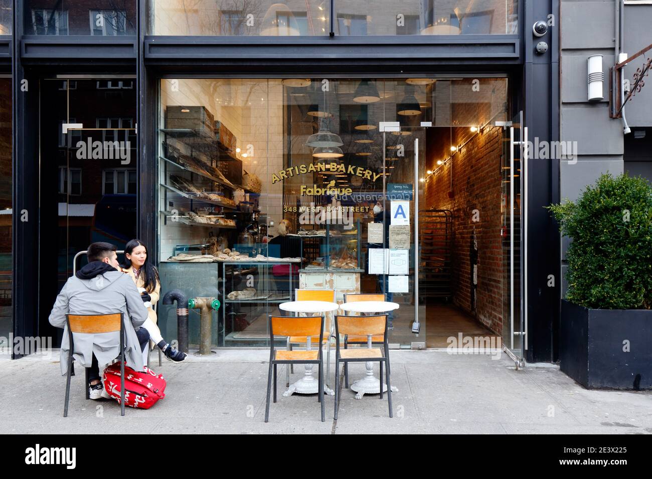 Fabrique Bakery, 348 W 14. St, New York, NYC Schaufenster Foto einer schwedischen Bäckerei-Kette im Meatpacking-Viertel von Manhattan. Stockfoto