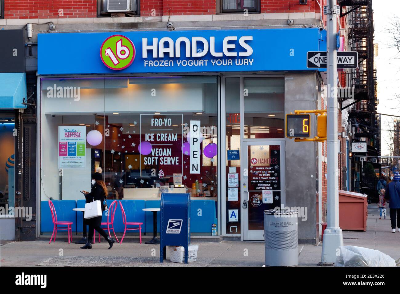16 Handles, 178 8. Ave, New York, NYC Schaufensterfoto eines gefrorenen Joghurtladens in Manhattans Chelsea-Viertel. Stockfoto