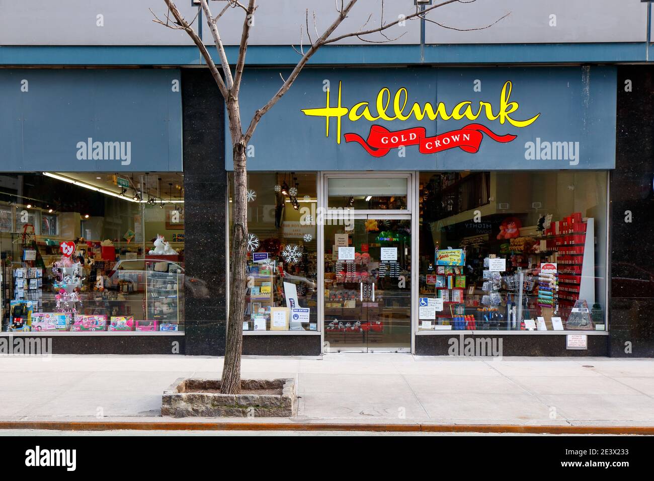 Amreens Hallmark Gold Crown, 820 2. Ave, New York, NYC Schaufensterfoto einer Grusskarten-Franchise in Midtown Manhattan. Stockfoto