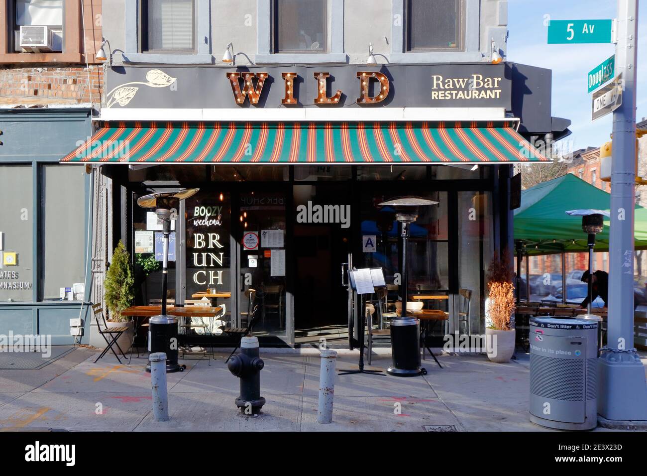 WILD Park Slope, 148 5. Ave, Brooklyn, New York. NYC-Schaufensterfoto eines glutenfreien vom Erzeuger auf den Tisch Restaurant in Park Slope. Stockfoto