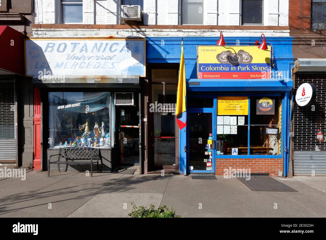 Colombia in Park Slope, Universal Botanica, 376 5. Ave, Brooklyn, New York. NYC-Schaufensterfoto eines kolumbianischen Restaurants und eines religiösen Stores Stockfoto