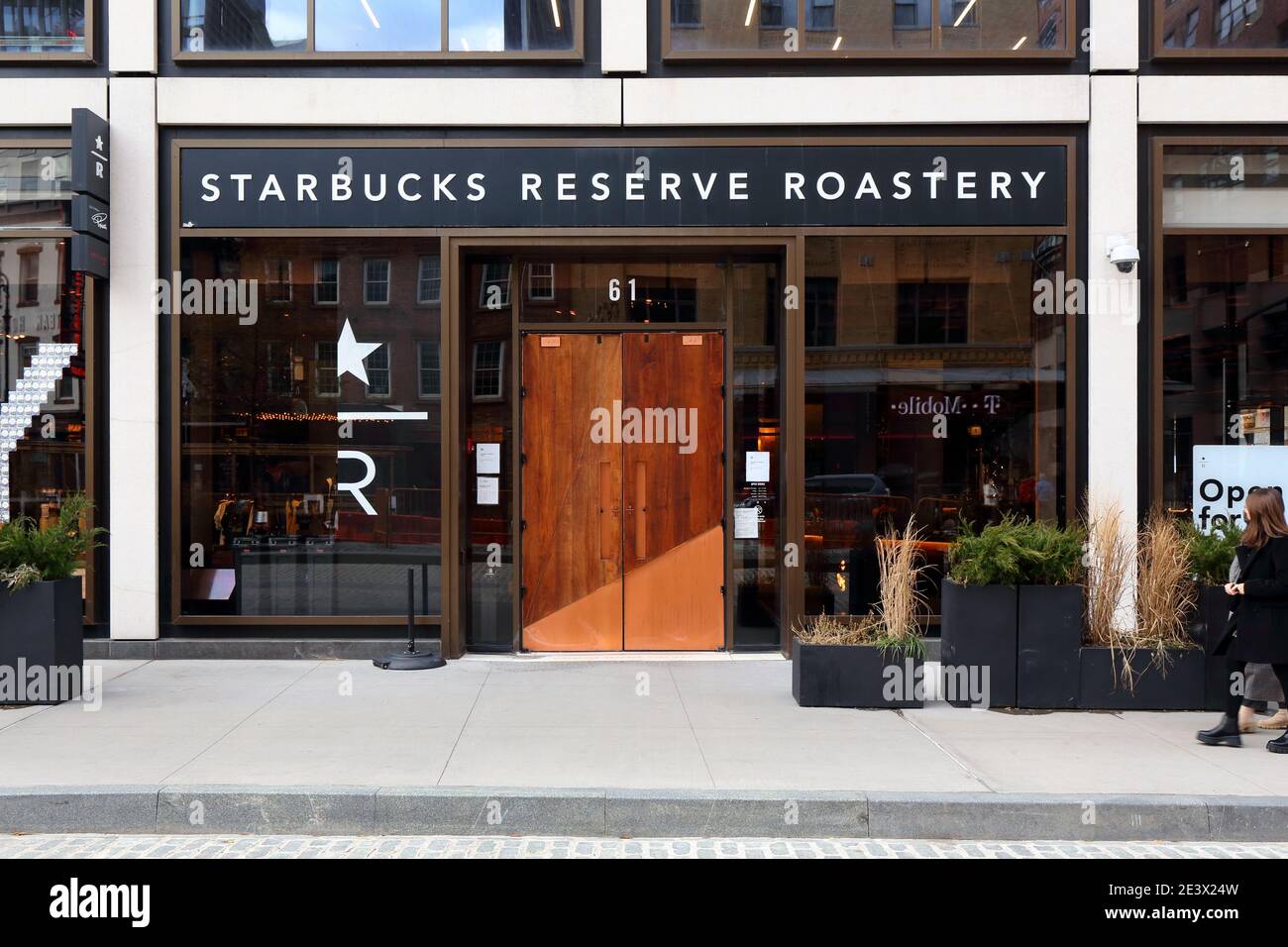 Starbucks Reserve Roastery, 61 Ninth Ave, New York, NYC Foto von einer Café-Bar und einem Restaurant in Manhattans Chelsea-Viertel. Stockfoto
