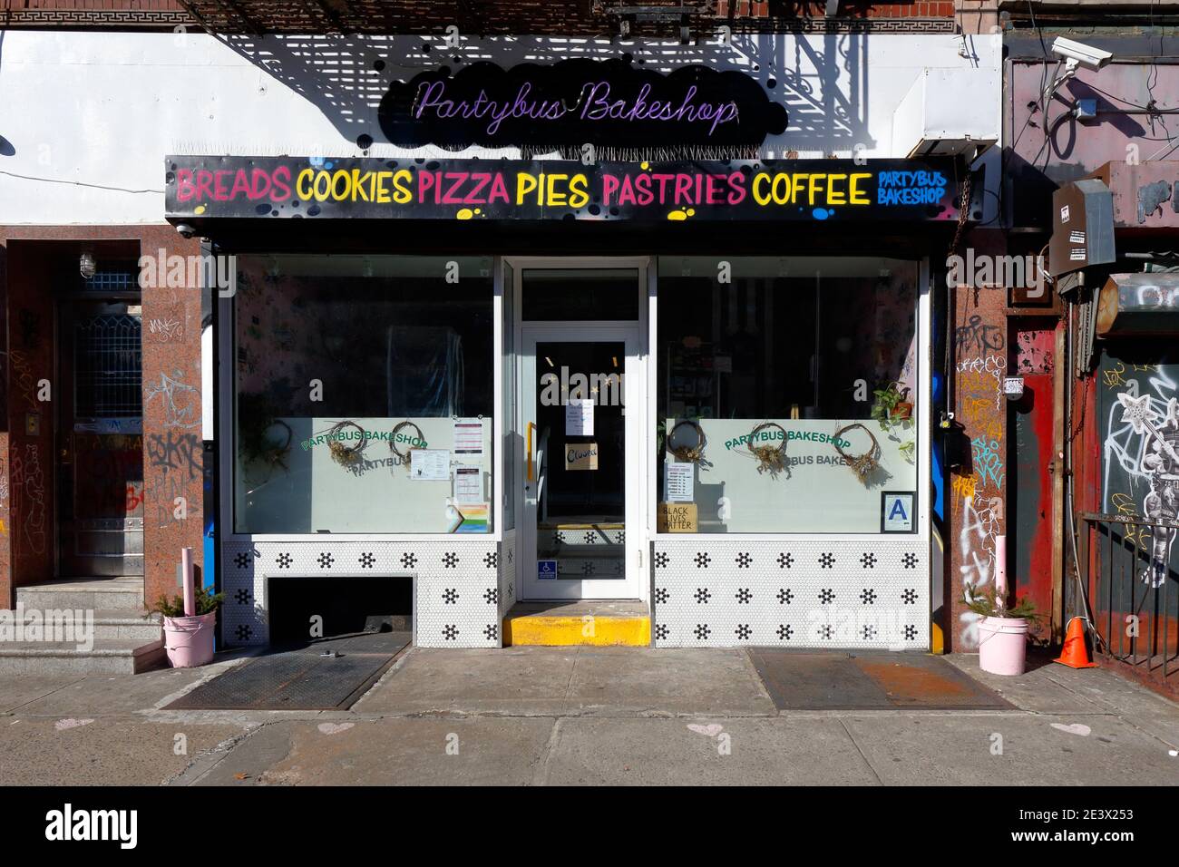 Partybus Bakeshop, 31 Essex St, New York, NYC Schaufenster Foto einer Bäckerei in der Lower East Side von Manhattan. Stockfoto