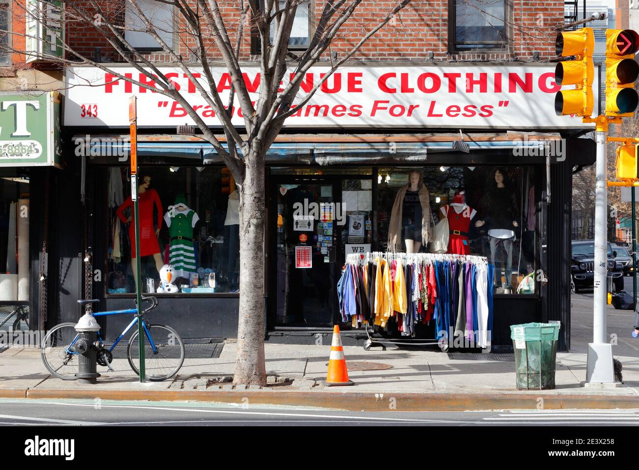 First Avenue Clothing, 343 First Ave, New York, NYC Foto von einem Bekleidungsgeschäft in Manhattans Stadtteil Gramercy. Stockfoto