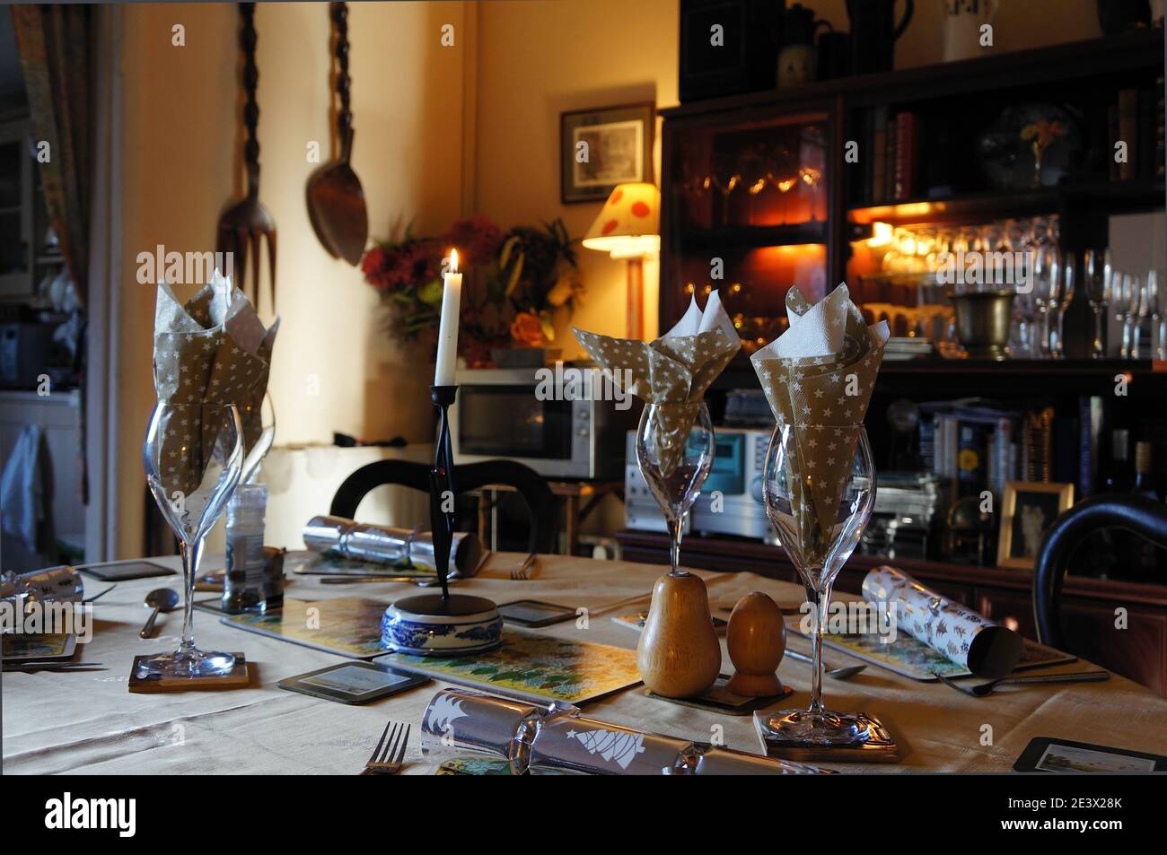 Ein Tisch für ein weihnachtliches Abendessen im Speisesaal mit beleuchteter Kerze Stockfoto