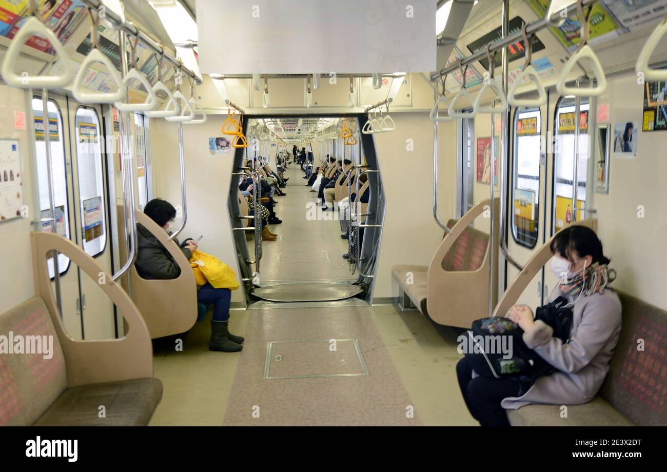 Pendler auf der Sapporo Metro. Stockfoto