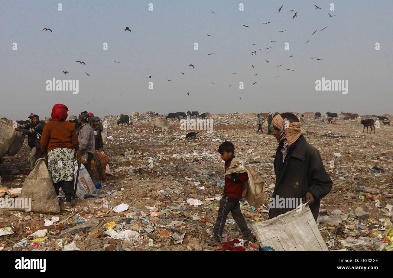 Neu Delhi, Indien. Januar 2021. Ein Kind folgt seinem Vater auf der Suche nach Wertstoffen auf der Müllhalde Bhalswas. Quelle: Vijay Pandey/dpa/Alamy Live News Stockfoto