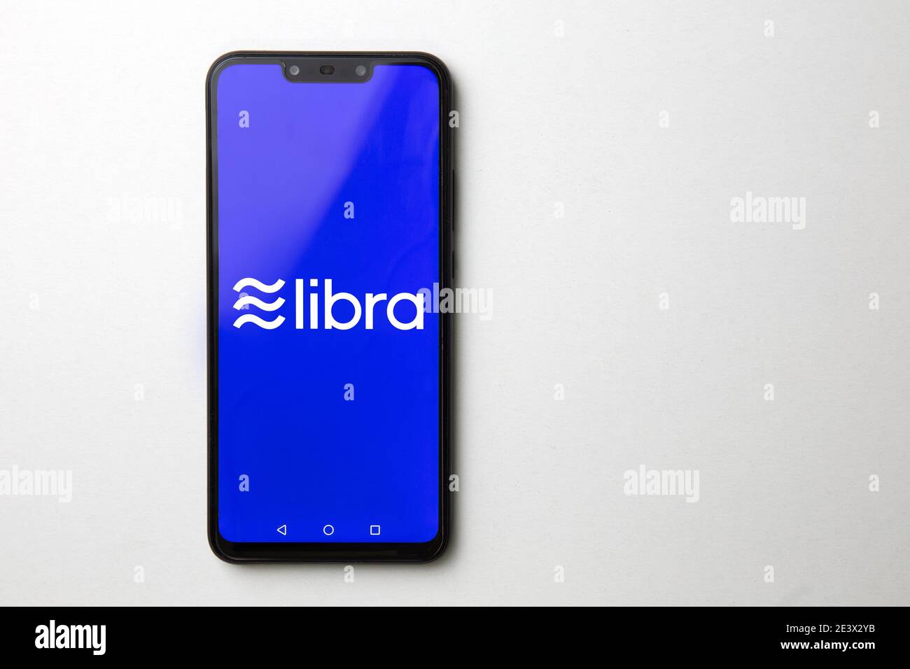 Kuala Lumpur, Malaysia - 23. Juli 2019: Smartphone mit Waage-Logo auf weißem Hintergrund Stockfoto