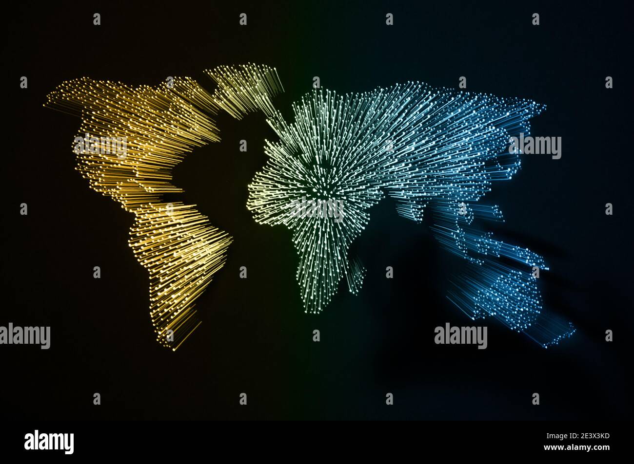 Abstrakte Weltkarte, aufgebaut von vielen winzigen Lichtflecken Isoliert auf Schwarz Stockfoto