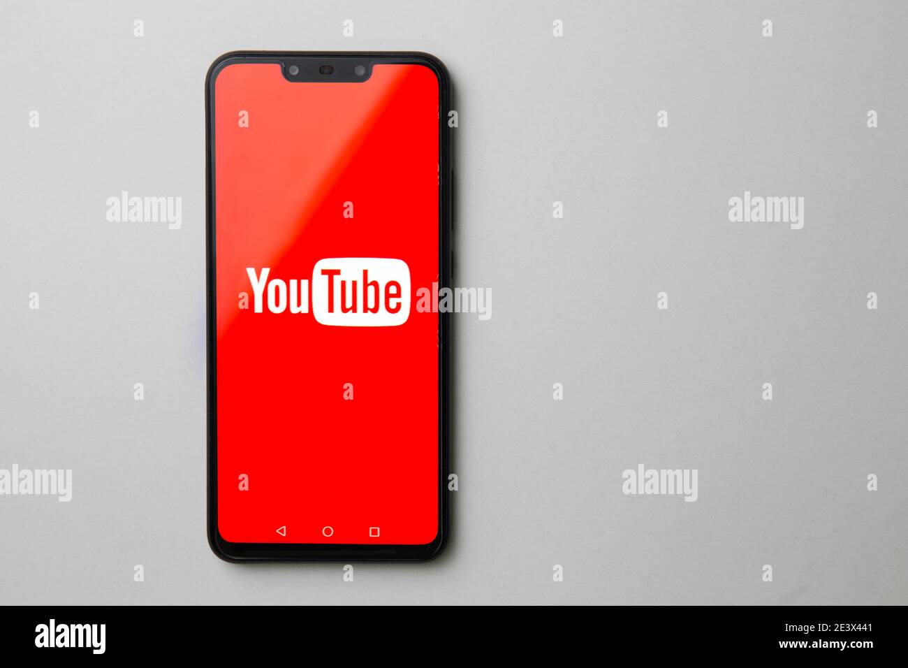 Kuala Lumpur, Malaysia - 23. Juli 2019: Smartphone mit Youtube-Logo auf weißem Hintergrund Stockfoto