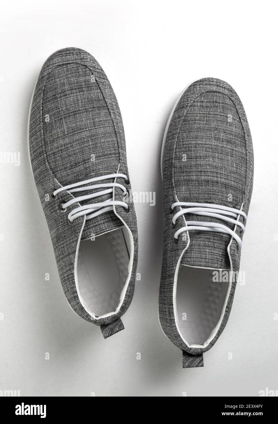 Draufsicht auf graue Sneakers isoliert in weißem Hintergrund Stockfoto