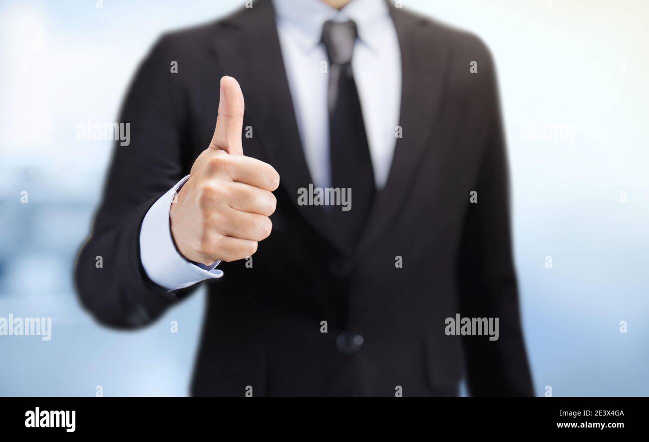 Geschäftsmann zeigt Daumen hoch Zeichen Geste Stockfoto