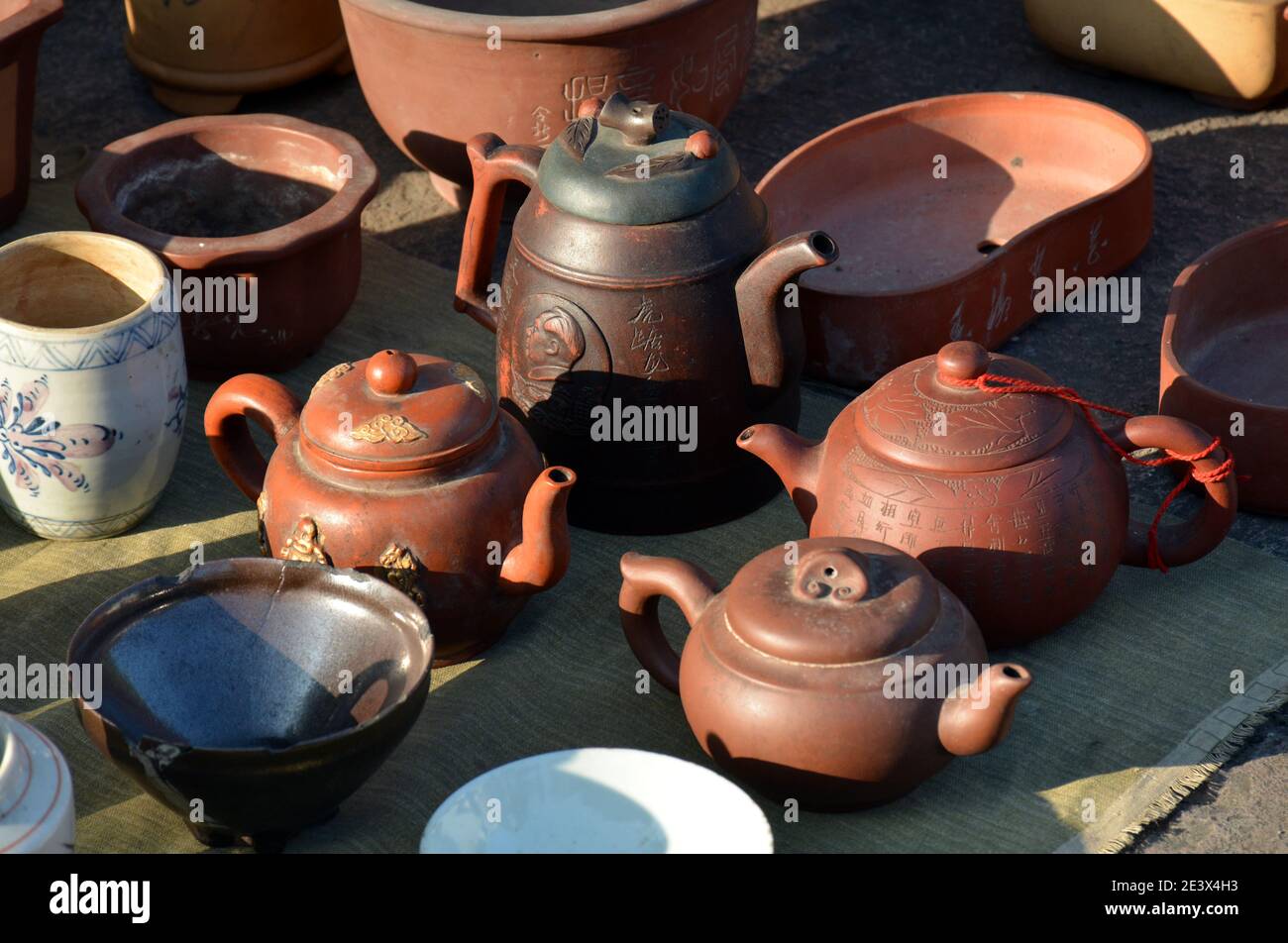 Artikel zum Verkauf auf dem Sonntag Antiquitätenmarkt in Yuehe alte Straße, Jiaxing. Terrakotta-Schalen und Teekannen. Stockfoto
