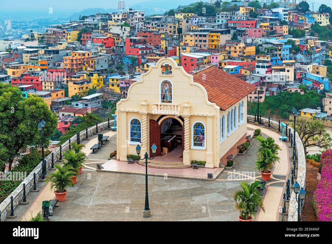 Stadtbild der Santa Ana Hill Kirche mit bunten kolonialen Wohnhäusern, Las Penas Bezirk, Guayaquil, Ecuador. Stockfoto