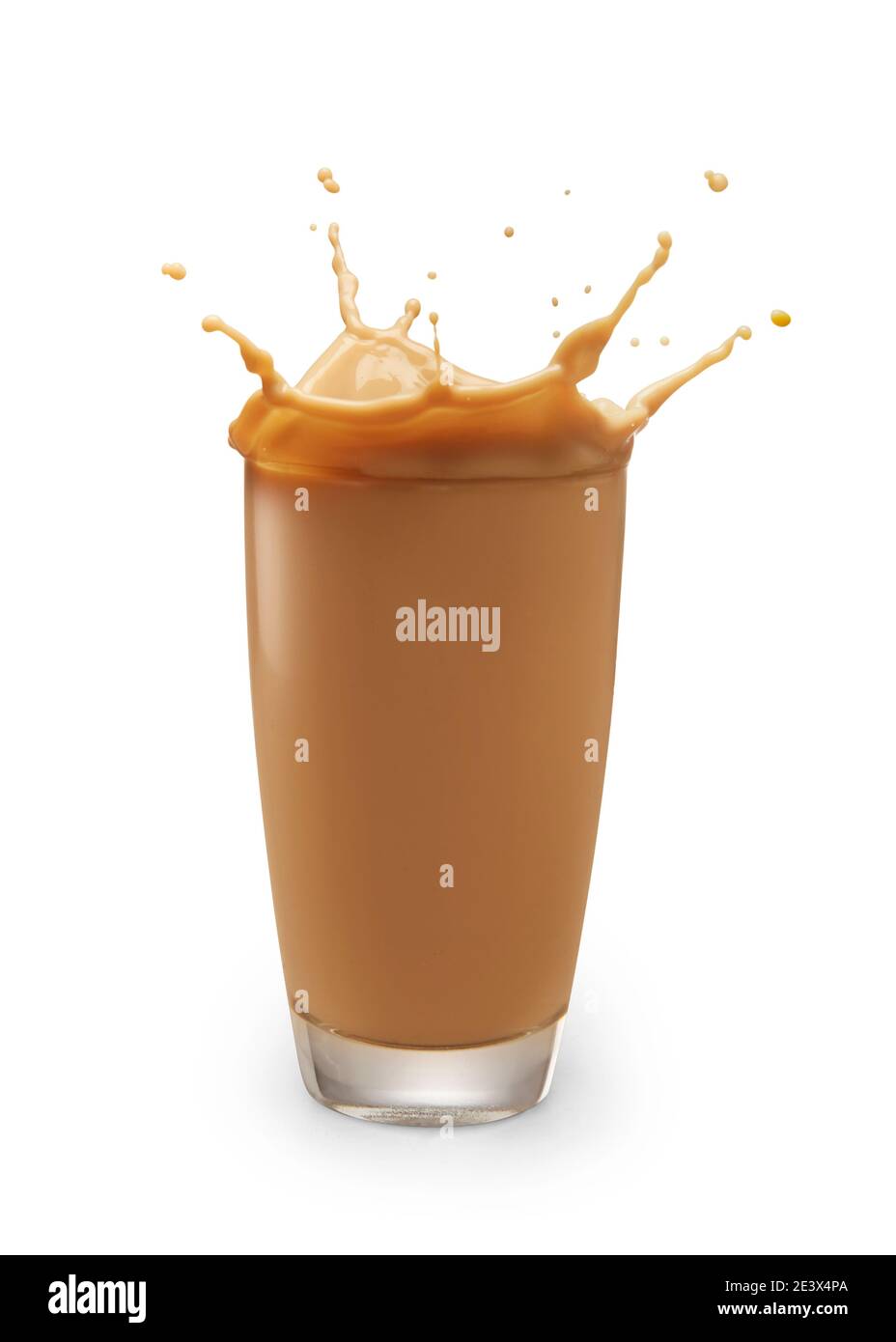 Milchtee Spritzer aus einem Glas isoliert auf weißem Hintergrund Stockfoto