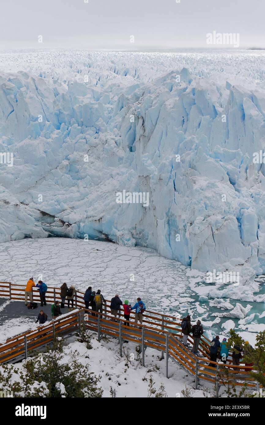 Aussichtsplattform am Perito Moreno Gletscher, bei El Calafate, Patagonien, Südargentinien 26. Dez. 2015 Stockfoto