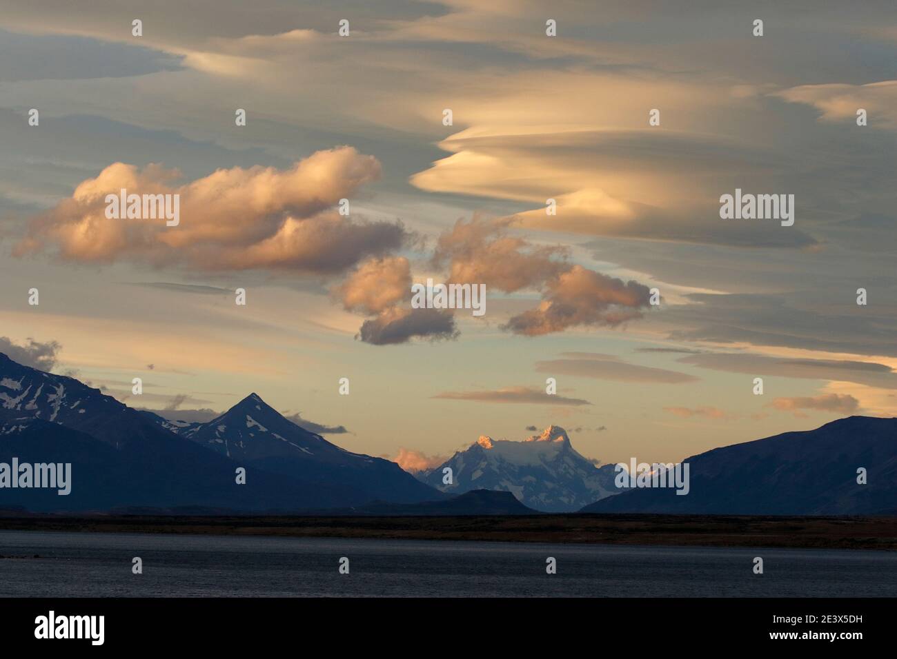 Linsenwolken am Abend, über Last Hope Sound, Puerto Natales, Südchile 4. Jan 2016 Stockfoto