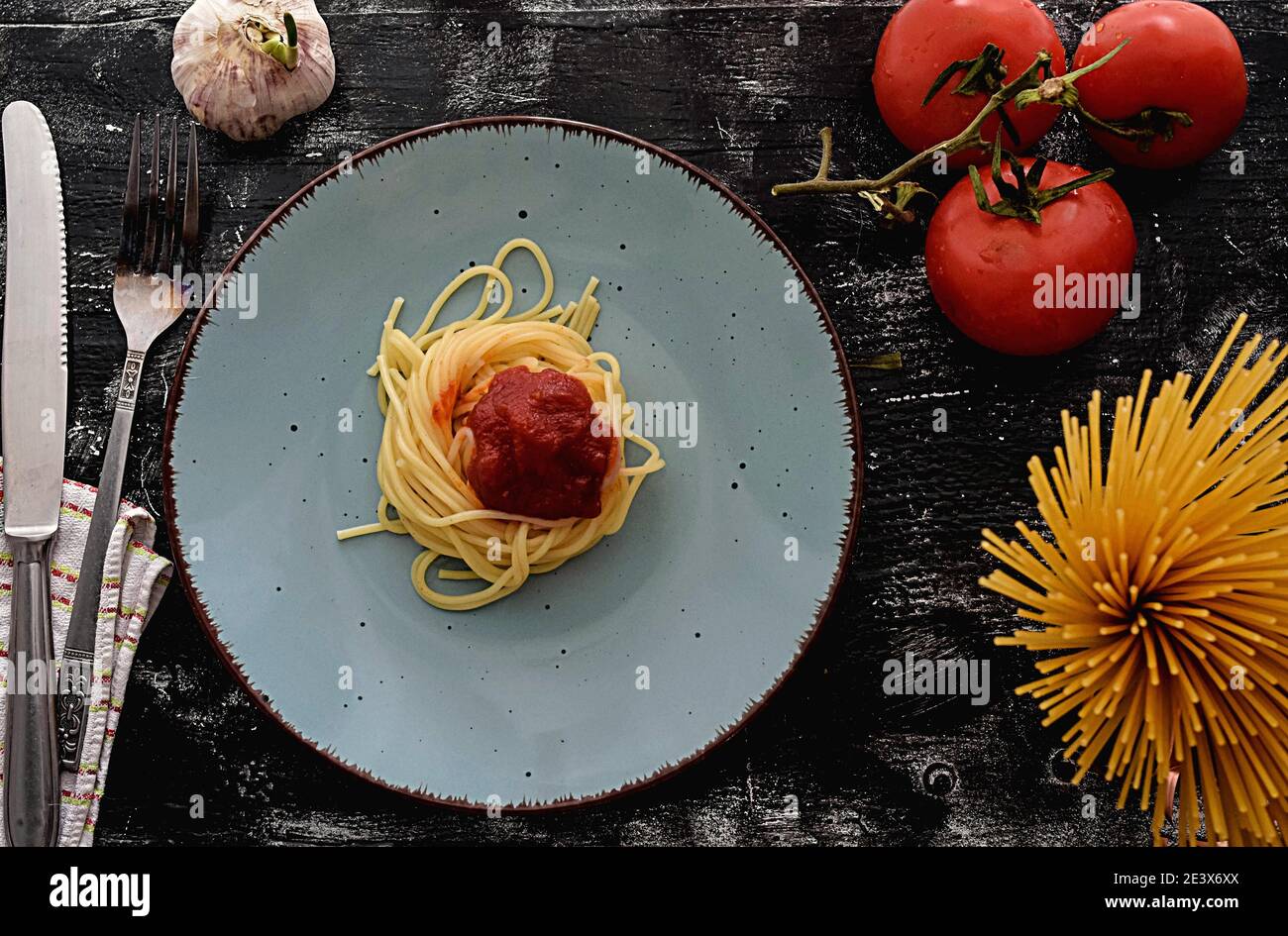 Spaghetti Bolognese.Italienische hausgemachte Mahlzeit frische Bucatini Pasta mit Tomatensauce, Basilikum, Kräuter, Parmesan-Käse, frische Kirschtomaten und Petersilie Stockfoto