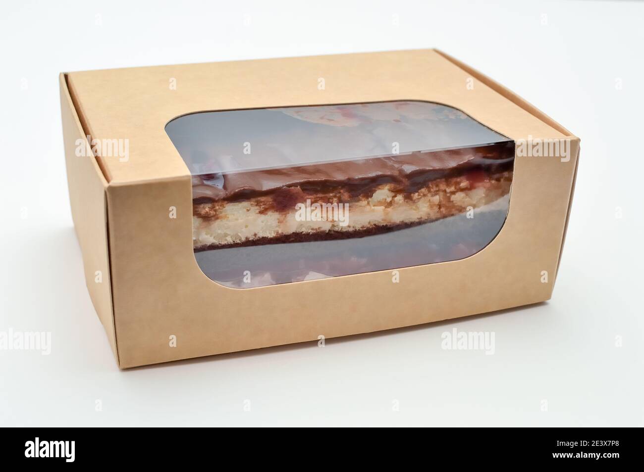 Kartonschachtel mit Kuchen, Essen zum Mitnehmen, Online-Bestellungen und Lieferung in umweltfreundlicher Einwegverpackung Stockfoto