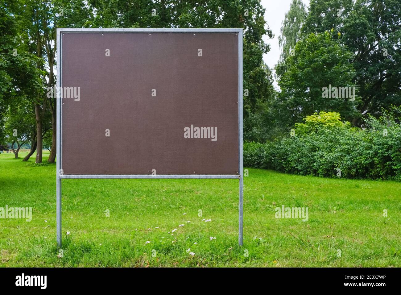 Leere Tafel, Außenplakatwand für Reklameanzeigen und Ansagen im öffentlichen Park Stockfoto