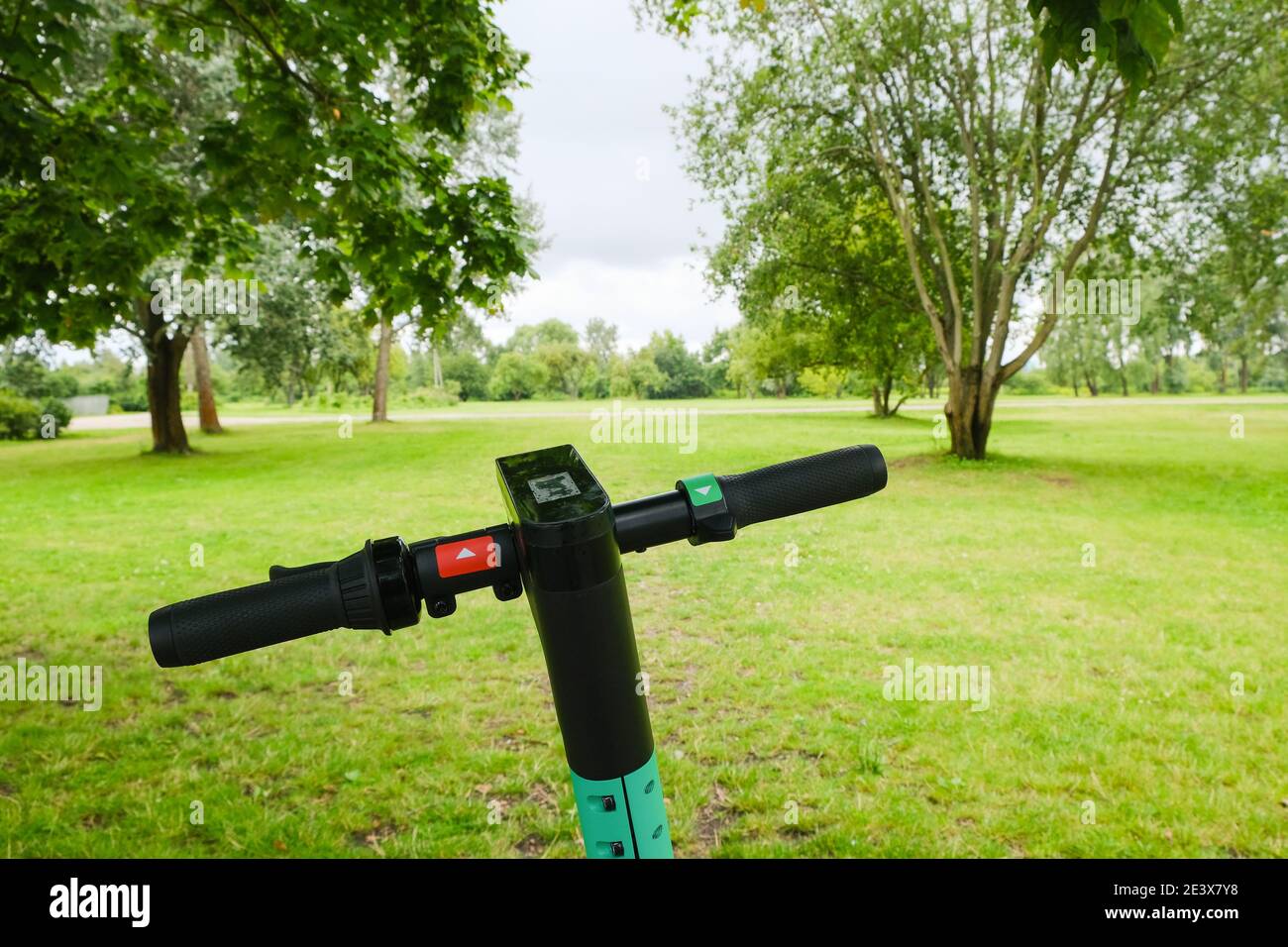 Elektroroller Lenker mit Bremse und Geschwindigkeitshebel auf die Natur Hintergrund Stockfoto