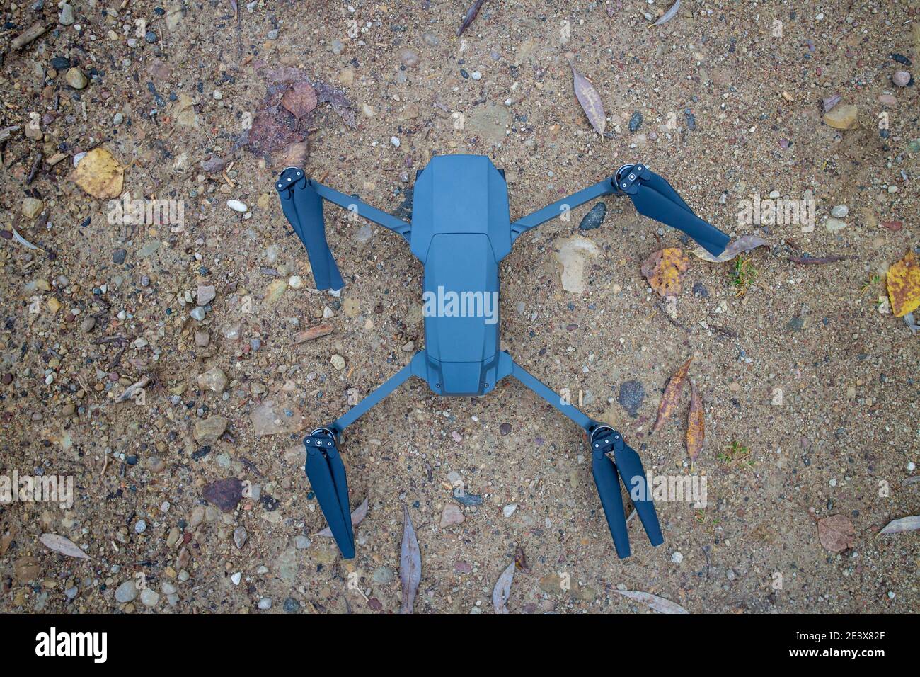 Kamera-Drohne für Luftaufnahmen und Fotografie am Boden Vor dem Flug Stockfoto