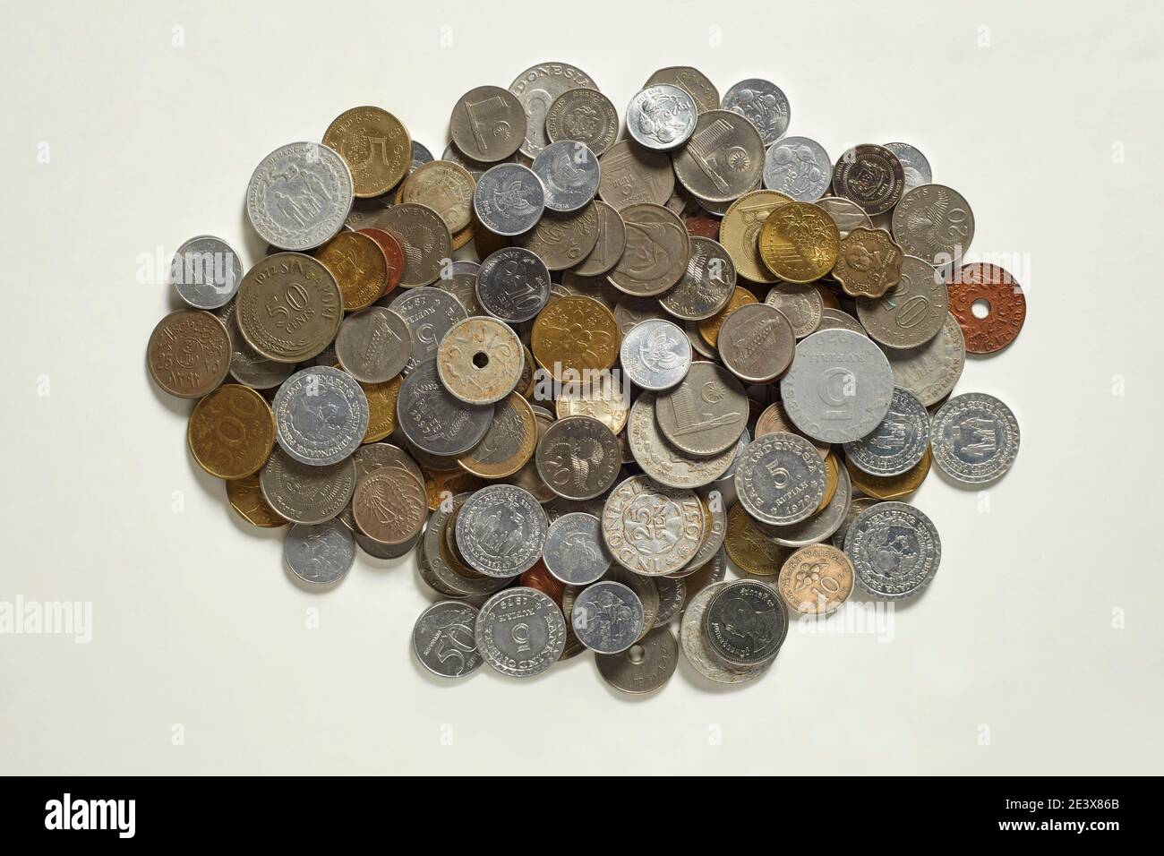 Eine Sammlung von Münzen mit verschiedenen Designs aus verschiedenen Ländern In der Welt Stockfoto