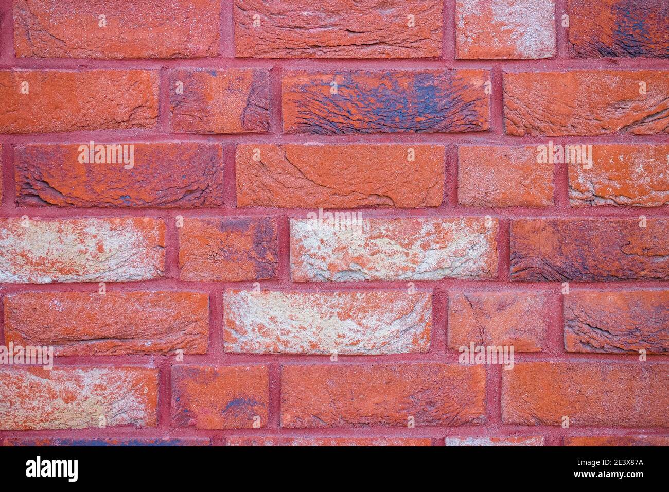 Dekorative Struktur gemalten Ziegelwand. Material für die Renovierung von Innenräumen und Gebäudefassaden. Dekorative Backsteinwand Hintergrund mit Kopie SPAC Stockfoto