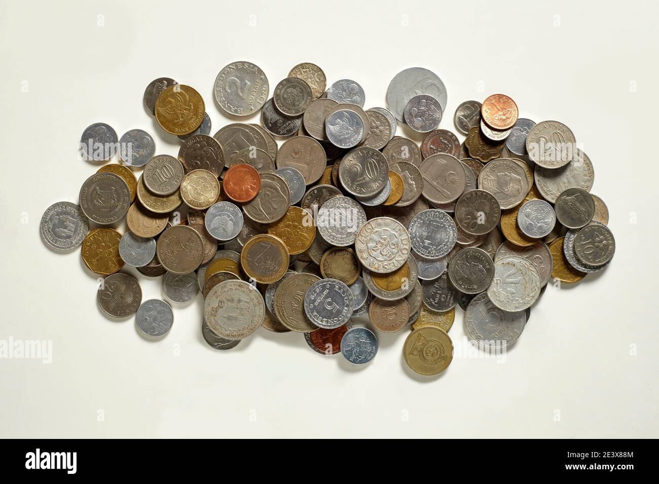 Eine Sammlung von Münzen mit verschiedenen Designs aus verschiedenen Ländern In der Welt Stockfoto